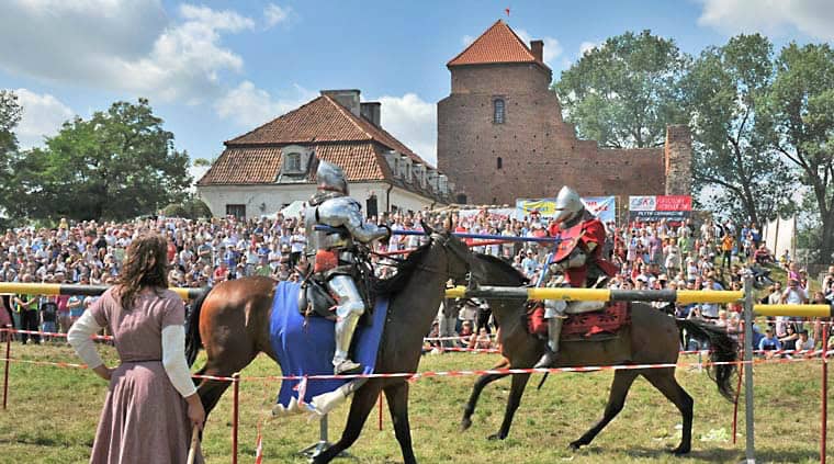 Turniej rycerski na dziedzińcu liwskiego zamku